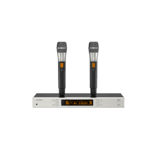 Sistema de Micrófono Inalámbrico UHF / 2 Canales / 2 Micrófonos de Mano / Frecuencia 821-942 MHz / Distancia 100 m / Salida Balanceada y No Balanceada / Sincronización Infrarroja / Recepción True Diversity